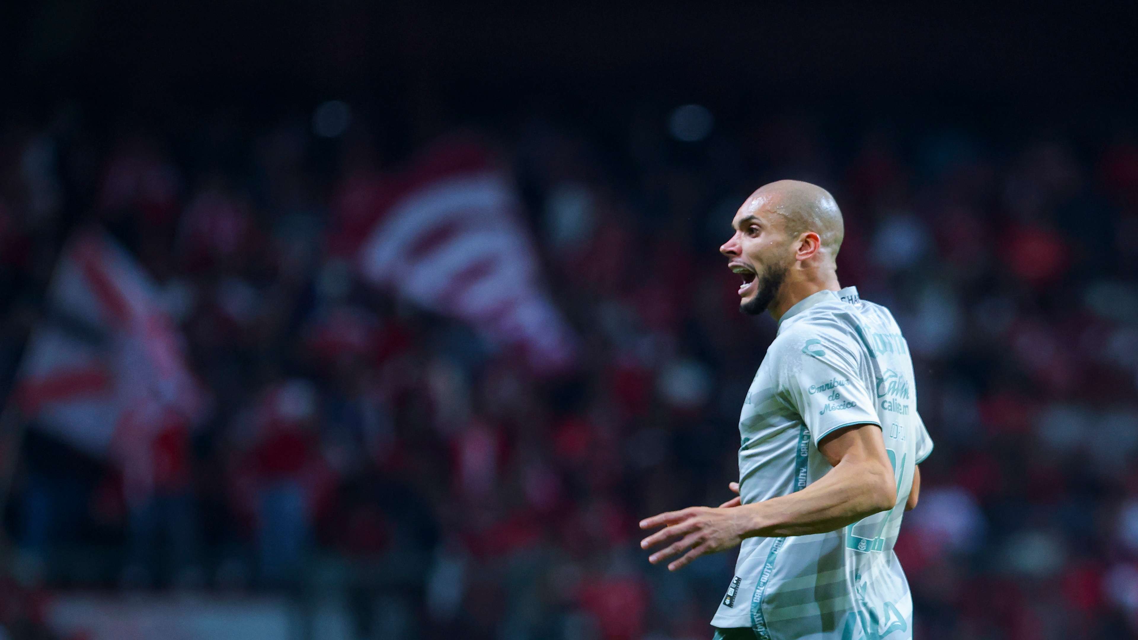 葡萄牙1-2不敌克罗地亚，C罗替补未登场，赛后与莫德里奇友好交流